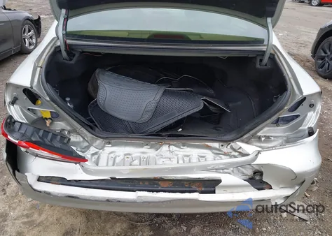 2004 Toyota Camry Le z USA, uszkodzony, nr VIN JTDBE32KX40270367